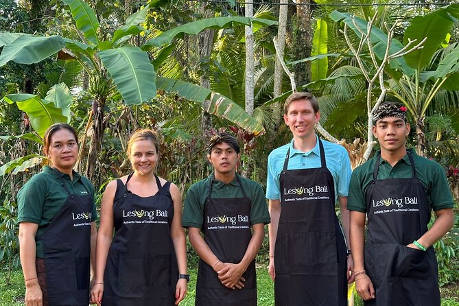 Authentic Balinese Cooking Class with Jewelry Making Class - Coffee, Culture Talk, and the Balinese Compound Setting