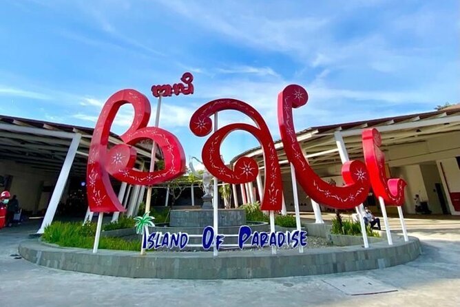 Bali Airport Transfer with English Speaking Driver - Lake Tamblingan and Bedugul: water views plus a traditional canoe moment