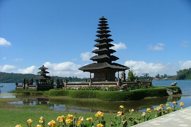 Bali Private Tour: Ulun danu Temple, Iconic Handara Gate & Tanah lot sunset. - A Ubud-based Bali temple day that avoids the hassle