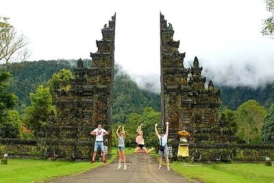 Bali Private Tour: Ulun danu Temple, Iconic Handara Gate & Tanah lot sunset. - Handara Iconic Gate: quick classic photos, then you’re off