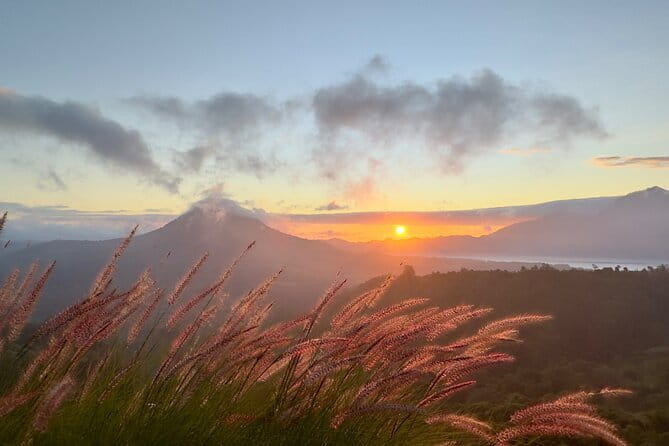Bali Sunrise Without Hiking: Temples, Rice Terraces & Waterfall - Gunung Kawi Tampaksiring: Rock-Cut Shrines and 300 Steps