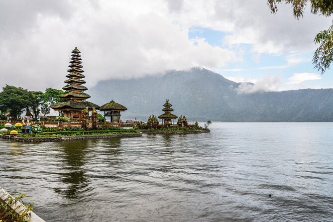 Bali UNESCO Sites: Water Temples and Jatiluwih Rice Terrace Tour - Stop 2: Ulun Danu Bratan (Dewi Danu) and that “floating” effect