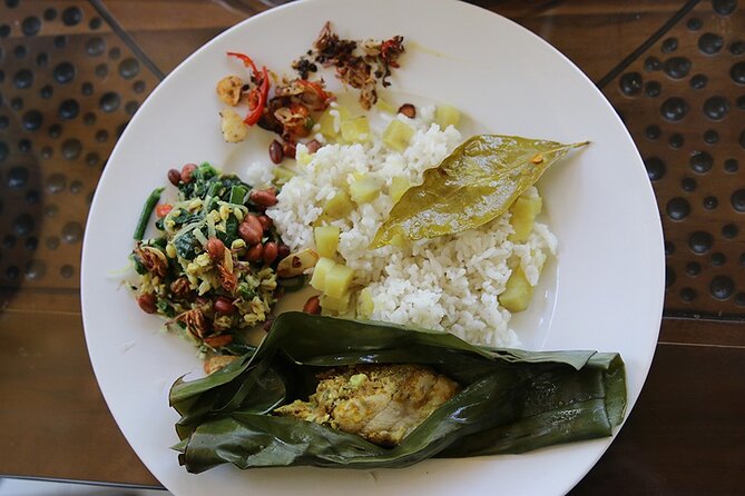 Gianyar Market Visit & Cooking Class in Ubud with Kadek & Putu - Gianyar market: herbs, fruit, and the ingredients behind the flavors