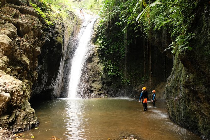 Intermediate canyoning tour in Bali " Maboya Canyon " - The descent itself: slides, jumps, and rappels in north Bali