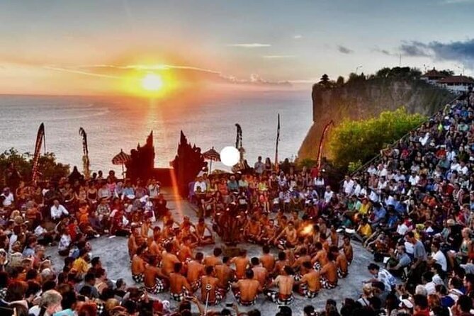 Kecak fire dance in Uluwatu - Kecak at Uluwatu: the sunset factor that changes everything