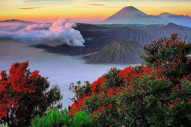 Munduk Twin Lake Jungle Hike, Ulun Danu Temple, & Waterfall - Canoeing Tamblingan Lake to Ulun Danu Temple: 30 minutes of calm