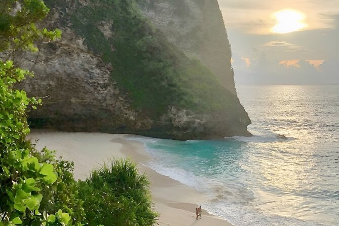 Nusa Penida Day Tour Kelingking Broken and Angels Bay - Lunch by the beach: fuel, downtime, and that small human touch