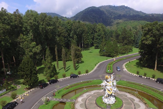 Private Bali Tour: Best of Bedugul and Tanah Lot Temple - Stop 2: Ulun Danu Bratan Temple on the lake of Beratan