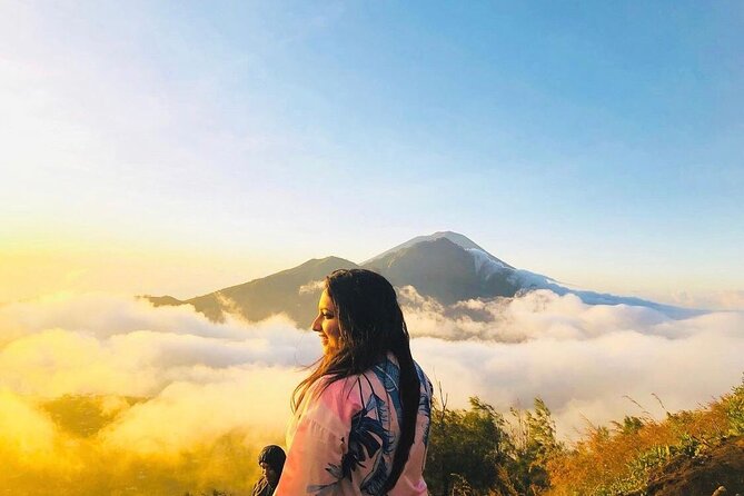 Sharing Mount Batur Sunrise Trekking Guide Pick Up and Drop Off - Private guide and English support: what that means on the trail