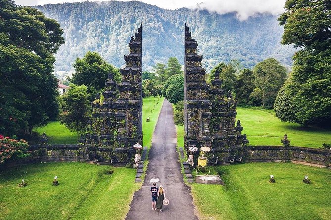 Tanah Lot - Jatiluwih (UNESCO) - Bedugul and Ulun Danu Temple Tour - Stop 1: Tanah Lot Sea Temple on Its Offshore Rock