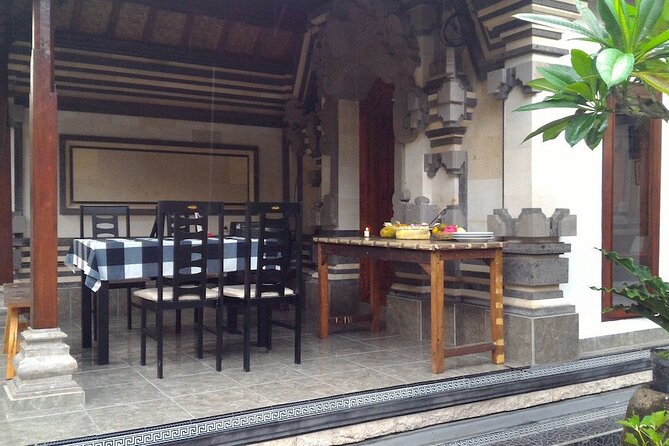 Traditional Balinese Home Dining Experience in Ubud with Putu - Vegetarian and vegan options that don’t feel like an apology