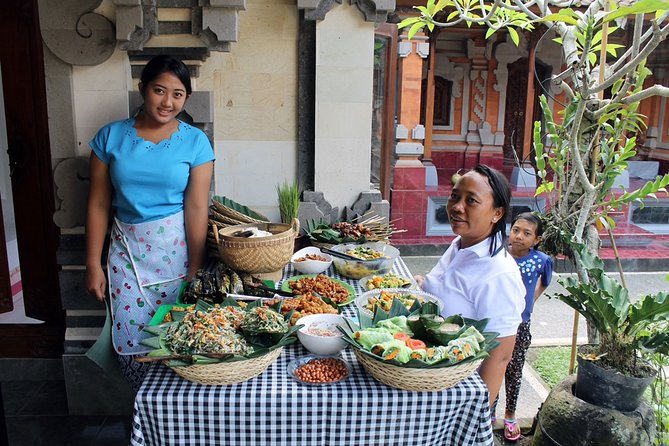 Traditional Balinese Home Dining Experience in Ubud with Putu - Starting at Traveling Spoon: how the evening flows