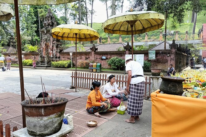 Ubud Tirta Empul Temple Tour with Purification Experience - What to wear and pack: sarong, towel, and spare clothes