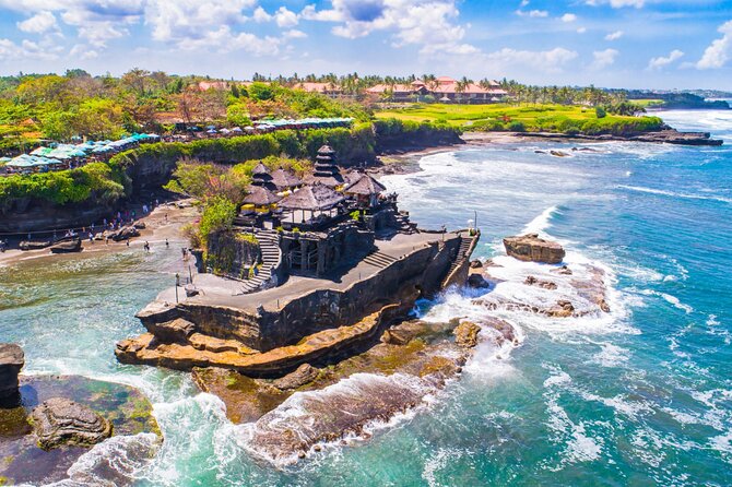 Ultimate North Bali Tour – Tanah Lot, Ulun Danu & Rice Terraces - Temple stop 2: Ulun Danu Bratan and the crater-lake setting